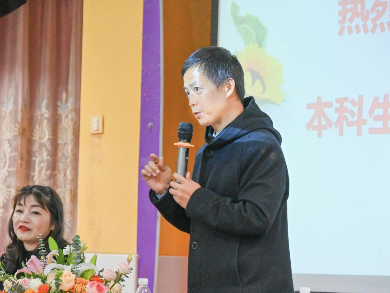 重慶大學本科生院邊防軍人子女預科班愛彌兒幼兒園志願服務基地授牌